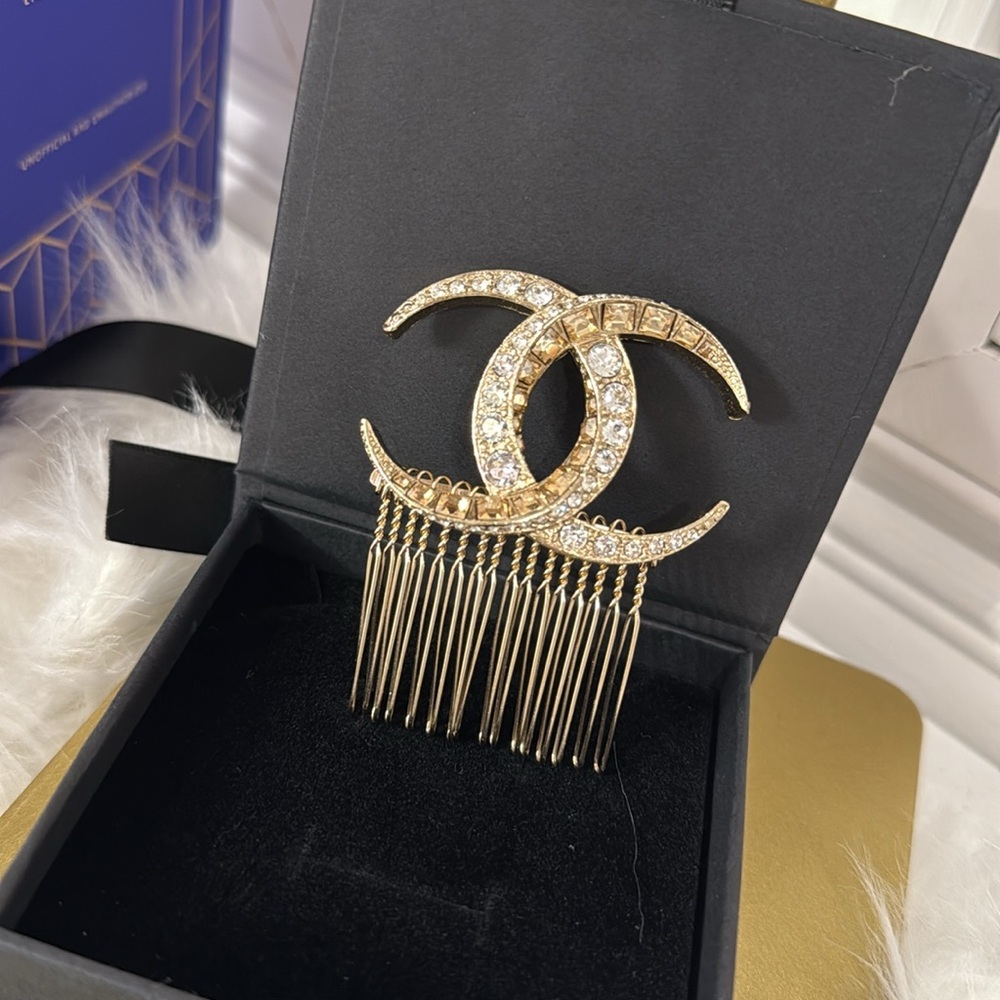 Chanel Dubai 2015 CC Crystal Embellished Gold Tone Hair Comb - Picture 2 of 8